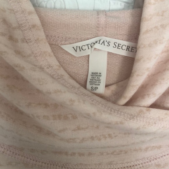 VICTORIA SECRET PONCHO HOODIE. - Picture 2 of 8